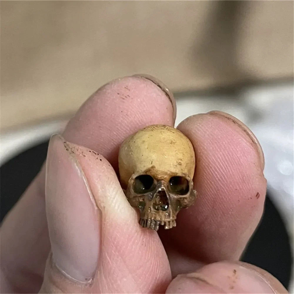 Mini Skull Figurine – Halloween Miniature Decor for Dollhouse, Fish Tank & Plants