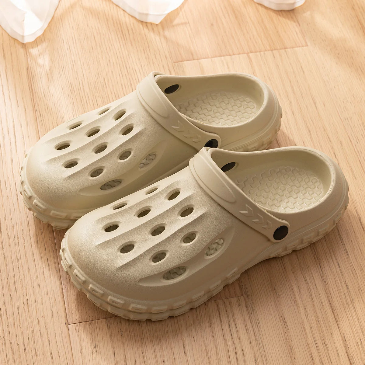 Clog Hole Shoes Thick Sole Non-Slip Beach Sandals for Men & Women